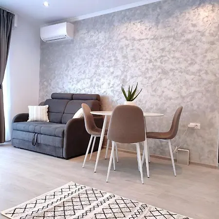 Damira Apartment Mamaia Nord דירה